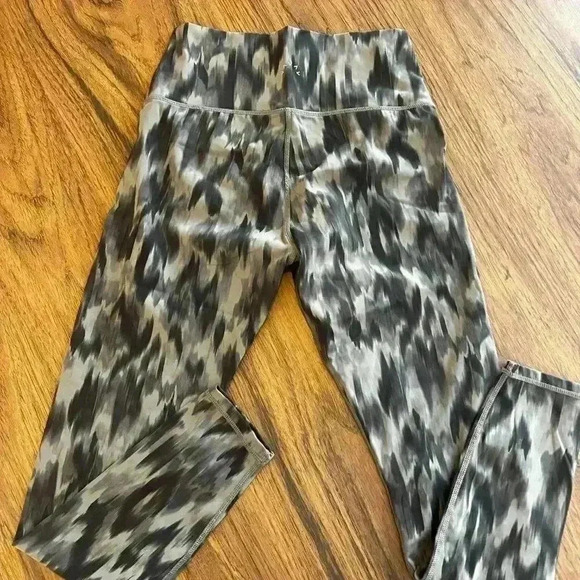 Varley Aztec Patterned Leggings - Picture 4 of 5